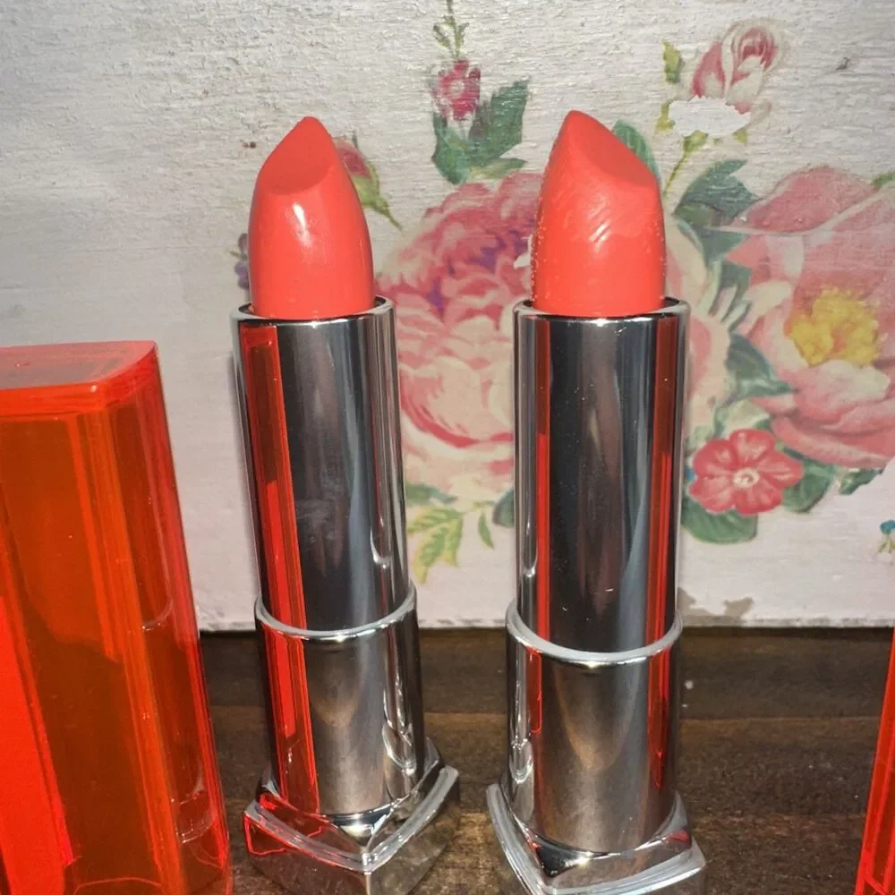 2x Maybelline Colorsensational Vivids Lipstick 870 SHOCKING CORAL, orange cap